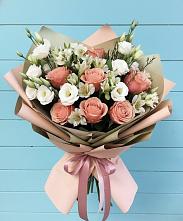 Букет цветов из:  Розы, Альстромерии и Лизиантусы в Ленске