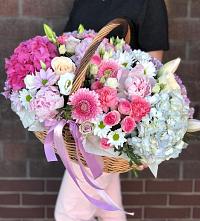 Композиция солнечный день в Ленске Цветочная композиция из Розы, Хризантемы, Пионы и Лизиантусы в корзине в Ленске