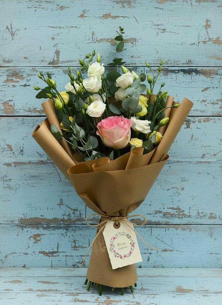 Букет цветов из: Розы и Лизиантусы в Ленске