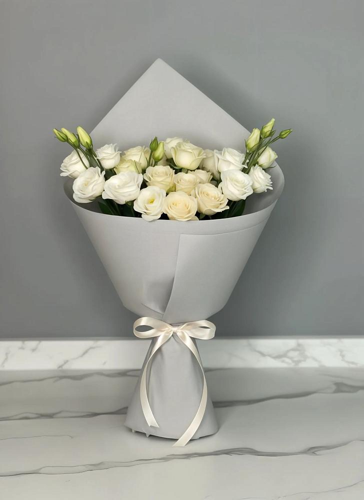 Букет цветов из: Розы и Лизиантусы в Ленске