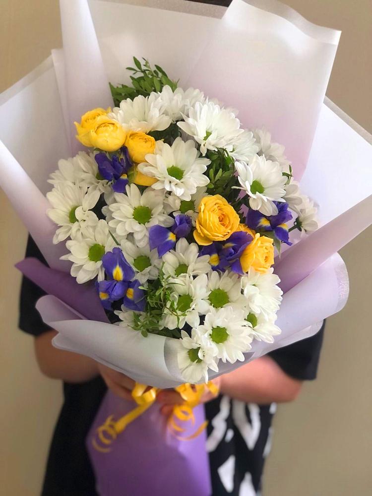 Букет цветов из: Ирисы, Хризантемы и Розы в Ленске