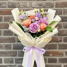 Букет цветов из:  Лизиантусы и Розы в Ленске