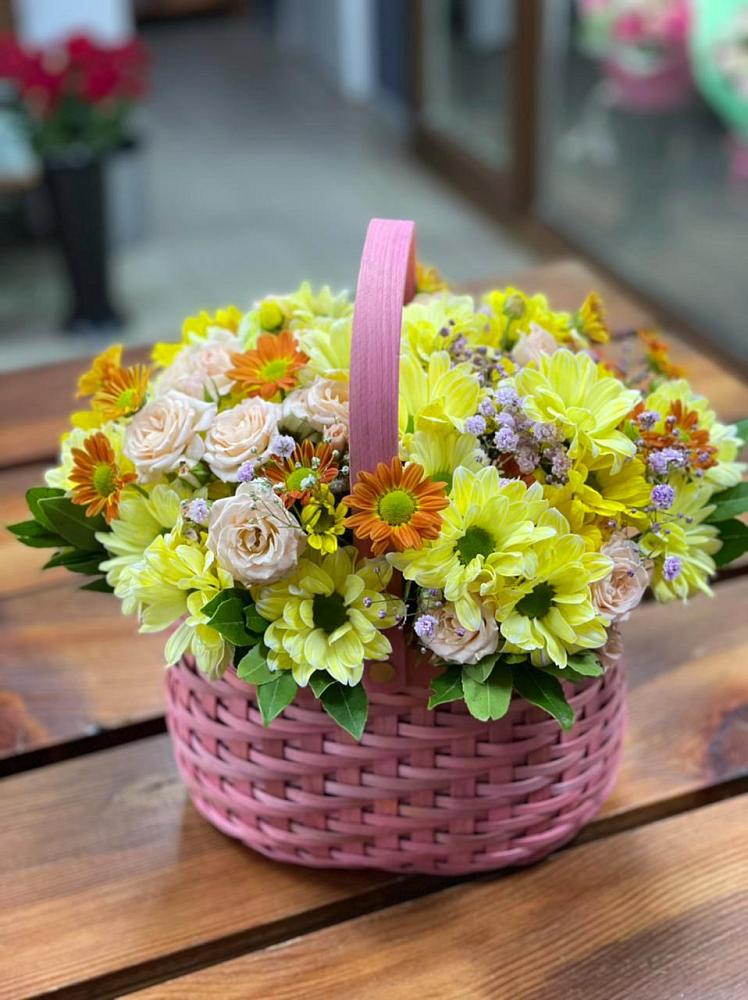 Цветочная композиция из Хризантемы и Розы в корзине в Ленске