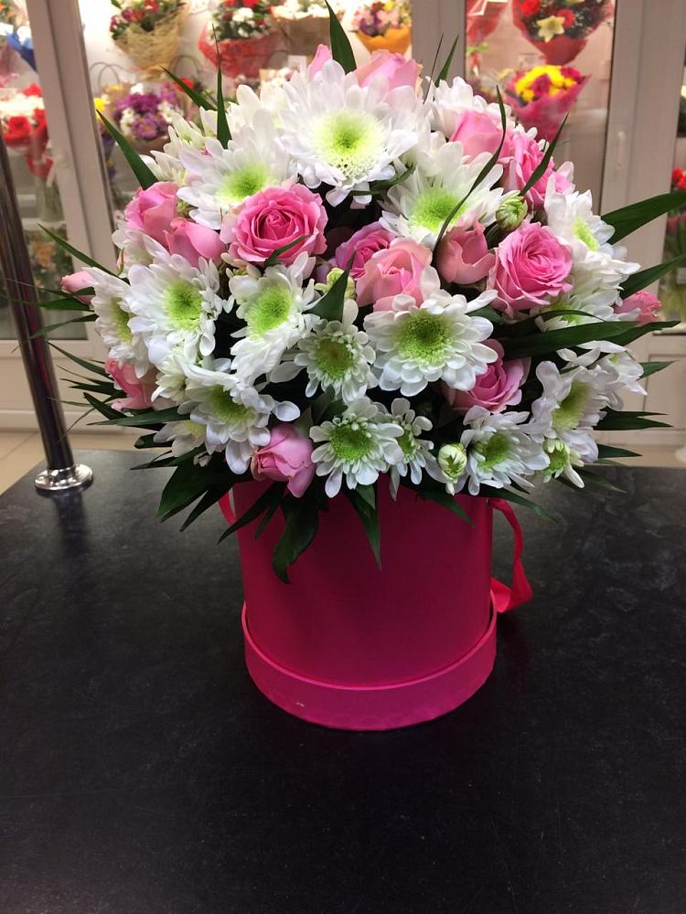 Цветочная композиция из Розы и Хризантемы в шляпной коробке в Ленске