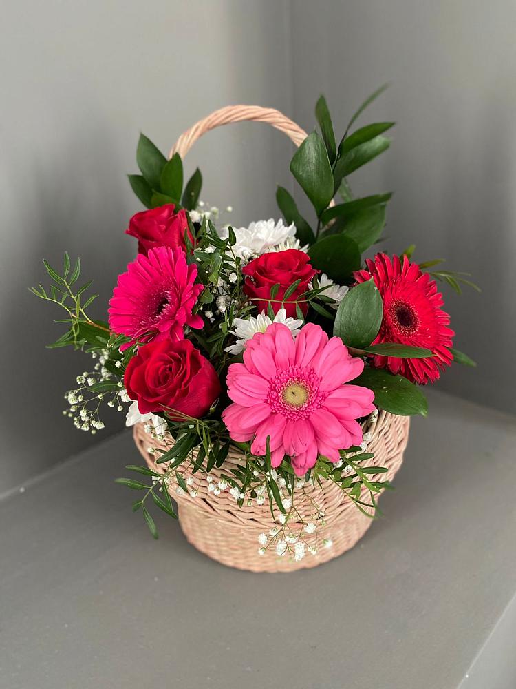 Цветочная композиция из Розы, Хризантемы и Герберы в корзине в Ленске